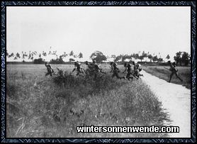 Schutztruppen-Infanterie-Askari verfolgt sprungweise den Feind.
