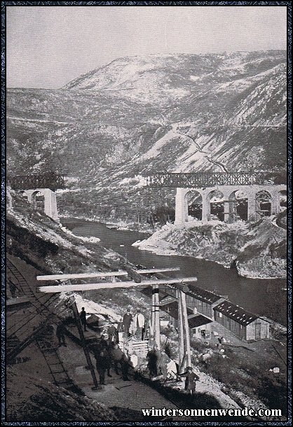 Neubau der gesprengten Isonzobrücke bei Salcano
nördlich Görz. Im Hintergrund S. M. S.  'Gabriele'.
