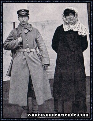 Abwehr feindlicher Spionage: Als Spione erwischte französische
Offiziere in Frauenkleidung.