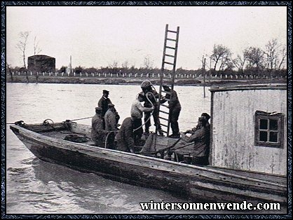 Taucher bei Hebearbeiten an versenkten Donauschiffen.