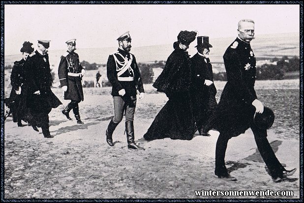 Zar Nikolaus II. und Zarin, geführt von Präsident
Loubet, bei den französischen Manövern 1911.