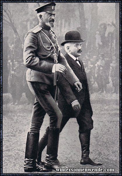 Großfürst Nikolai Nikolajewitsch und
Ministerpräsident Millerand bei den französischen
Manövern 1911.