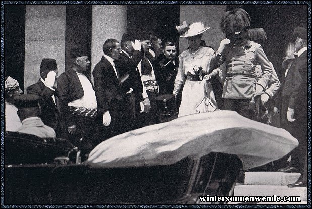 Erzherzog-Thronfolger Franz Ferdinand und Gattin verlassen,
unmittelbar vor dem Attentat, das Rathaus in Serajewo, Juni 1914.