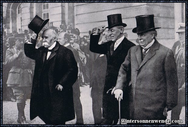 ''The big three'', Clemenceau, Wilson, Lloyd George während
der Friedensverhandlungen in Paris 1919.