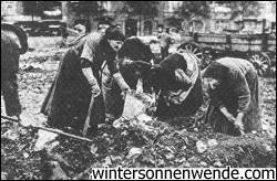 Ältere deutsche Frauen suchen in Berlin im Jahre 1919 in
Abfallhaufen nach Eßbarem.